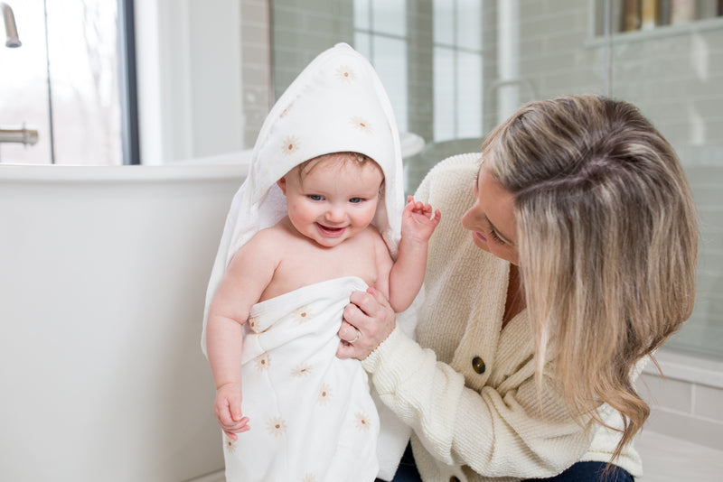 Lulujo: Hooded Towel - Daisies